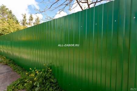 Зеленый забор из профнастила с металлическими столбами